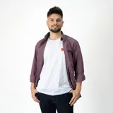 Camisa Wrangler regular fit con estampado a cuadros en tonos rojo y negro. Confeccionada en 100% algodón.