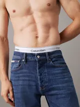 Pantalón de jean azul oscuro de corte recto, con cierre de botones y diseño de cinco bolsillos.