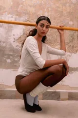 Body manga 3/4 azul marino, con escote cruzado y cierre inferior con broches.