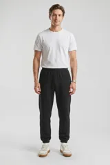 Pantalón de jogging unisex color negro, con cintura elástica y puños acanalados en los tobillos. Presenta un corte cómodo y bolsillos laterales.