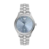 Reloj analógico Emporio Armani modelo Dario con caja de acero inoxidable de 42 mm, esfera azul con acabado sunray, indicadores de hora en relieve y ventana de fecha a las 6 en punto. Presenta una malla de eslabones de acero inoxidable en tono plateado.