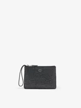 Monedero Diesel Play Pouch II color negro con acabado brillante texturizado y aplique metálico con el logo de la marca en la parte frontal. Cuenta con cierre superior de cremallera y tira de muñeca.