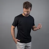 Remera negra de algodón, de manga corta y cuello redondo, con corte regular.