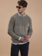 Sweater de punto verde militar con cuello redondo, mangas raglán y un pequeño bolsillo en el pecho con detalle de parche con logo.