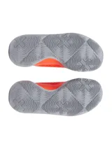 Championes de básquetbol Under Armour modelo Jet 23, con diseño de corte medio en colores negro, naranja y gris. Presentan una parte superior de materiales mixtos para mayor durabilidad y soporte, entresuela Micro G® de longitud completa para amortiguación y suela de goma con patrón de tracción anatómico.