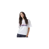 Remera oversize blanca de manga corta, con cuello redondo y estampado gráfico frontal de la marca con detalles en azul y rojo.