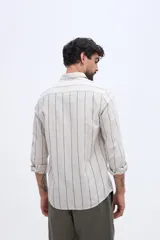Camisa de manga larga con diseño de rayas verticales, confeccionada en mezcla de lino y algodón, con cuello camisero y cierre frontal de botones.