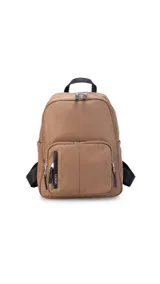 Mochila de nylon color verde oliva, con cierre principal y dos bolsillos frontales con cierre. Tiene correas de hombro ajustables en color negro y asa superior de agarre.