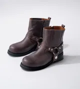 Bota corta negra de cuero vacuno con estribo desmontable, suela de caucho, cierre interno y punta redonda.