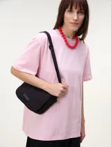 Remera oversize de manga corta color rosado, con cuello redondo y diseño amplio y relajado.
