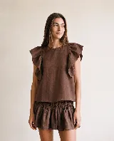 Blusa de lino color bordó, con cuello redondo y mangas cortas amplias con volados.