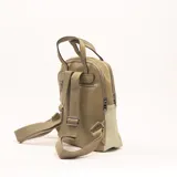 Mochila color beige con textura símil cuero en la parte superior y textura tejida en la parte inferior. Tiene doble asa de mano, correas ajustables para la espalda, cierre superior y bolsillo frontal con cierre y adorno de cuentas de colores.