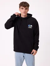 Canguro negro con capucha y cordones ajustables, bolsillo canguro frontal y estampado del logo de Rusty en el pecho.