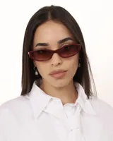 Lentes de sol color bordó con forma de ojo de gato, micas polarizadas con protección UV400.