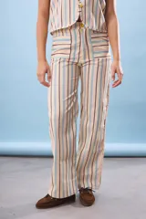 Pantalón de tiro alto con pierna recta y estampado de rayas verticales en tonos beige, marrón oscuro, rosado pálido y celeste. Presenta bolsillos delanteros con solapa.