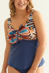 Tankini con estampado geométrico multicolor y parte inferior azul marino. Tiene nudo ajustable en el escote y bolsillo interno para copa removible o prótesis.