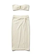 Falda larga de tejido de punto color crudo, con tajo pronunciado en el frente.