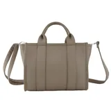 Cartera tipo tote de Las Oreiro en color beige, confeccionada en material sintético con textura granulada. Presenta doble manija superior, correa larga regulable y extraíble, y un bolsillo frontal con cierre. Incluye un charm decorativo con forma de labios y el logo de la marca grabado en el frente.
