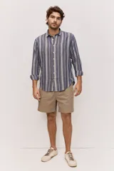 Camisa de manga larga de lino con diseño a rayas en tonos celestes y blancos, cuello camisero clásico y cierre frontal de botones.
