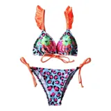Conjunto de bikini compuesto por un corpiño triángulo naranja liso con tirantes decorados con volados fruncidos y una bombacha tipo tanga con estampado animal print en tonos celeste, fucsia y negro, con tiras laterales ajustables.