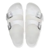 Sandalias Birkenstock modelo Arizona, confeccionadas en material EVA ligero y resistente al agua, en color blanco. Presentan diseño de dos correas ajustables con hebillas a tono y plantilla anatómica.