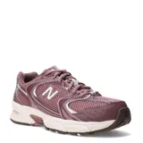 Championes New Balance 530 color bordó y rosa oscuro con detalles en blanco, con capellada de malla transpirable y superposiciones sintéticas. Cuentan con el logo 'N' en el lateral y entresuela ABZORB.