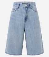 Bermuda tipo jorts de tiro alto confeccionada en denim de algodón, con diseño de cinco bolsillos, trabillas para cinturón y cierre frontal con botón y cremallera.