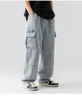 Pantalón de jean azul claro lavado, estilo cargo y corte ancho (baggy), con cintura elástica ajustable y bolsillos cargo laterales.