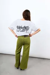 Jean de denim verde vibrante, de tiro alto y corte flare, con estructura firme y diseño de estilo retro.