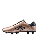 Championes de fútbol Umbro modelo Touch FG, color negro con detalles en turquesa. Presentan el logo de la marca en el lateral y suela con tapones para terreno firme.