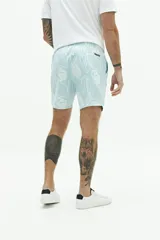 Short de baño con estampado floral en tonos azules, cintura elástica con cordón ajustable, bolsillos laterales y bolsillo trasero.