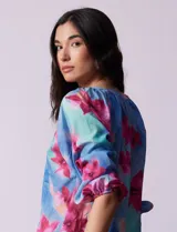 Blusa de gasa estampada marca Sioni, con cuello a la base y escote en V. Manga 3/4 con terminación fruncida.