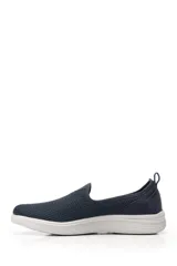 Slip on de malla color beige, con suela blanca.