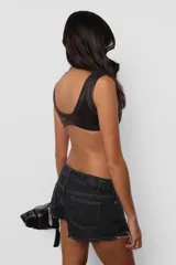 Microtop de acetato foil color marrón con efecto metalizado, forrado con microfibra pesada y terminaciones con collareta ancha.