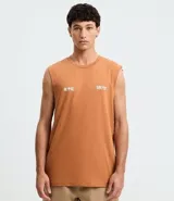 Musculosa masculina de algodón color tostado, con cuello redondo y sisas amplias. Presenta estampa pequeña en el pecho y diseño gráfico grande en la espalda, con un corte holgado y cómodo.