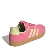 Championes Adidas modelo VL Court 3.0, confeccionados en gamuza color rosado con las icónicas tres tiras laterales en color beige. Presentan una suela vulcanizada de goma color marrón y forro interior en tono beige.