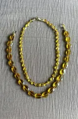 Collar de piedras semipreciosas facetadas en tono ámbar, con cierre metálico con baño de oro 18k.