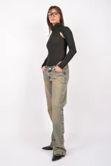 Body gris de tejido de punto con cuello alto y mangas largas. Presenta aberturas en los hombros, broches snap en la entrepierna y elástico interno en el contorno de tiro.
