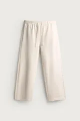 Pantalón de corte wide fit confeccionado en algodón con interior de rizo. Presenta cintura elástica con cordón ajustable y bolsillos laterales.