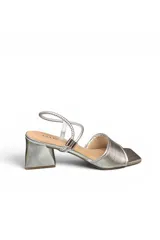 Sandalias de tacón Ana Paula modelo 75088, en color dorado, con tira ancha en la parte delantera y tiras finas en el talón. Cuenta con tacón ancho y bajo.