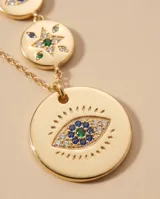 Collar de plata 925 con baño de oro, compuesto por una cadena fina y cuatro dijes circulares de distintos tamaños con diseño de ojo turco y detalles en circonia.