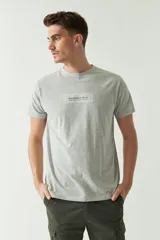 Pantalón cargo azul marino para hombre, con bolsillos laterales y traseros con solapa, cierre con cremallera y botón, trabillas para cinturón y logo en grifa de cuero. Confeccionado en algodón y spandex.