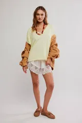 Remera de algodón celeste, de corte oversize con escote en V amplio y mangas cortas caídas.