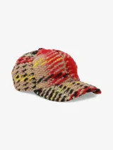 Gorra con visera de estilo invernal, tejida en lana con patrón a cuadros en tonos beige, rojo, amarillo y negro.