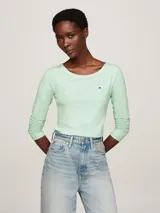 Remera de manga larga color verde agua, con textura acanalada, cuello redondo y logo de Tommy Hilfiger bordado en el pecho.