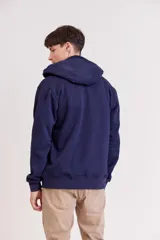 Chaqueta con capucha y cierre frontal, confeccionada en tejido de punto azul marino con paneles acolchados en el frente. Cuenta con bolsillos tipo canguro y puños elásticos.