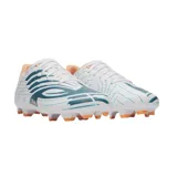 Championes de fútbol Under Armour Mach 1 Select FG, color blanco con detalles en azul petróleo y naranja. Diseño aerodinámico con patrón gráfico lateral y logo de la marca en el lateral.