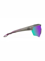 Lentes de sol de estilo deportivo con montura envolvente gris y lentes reflectantes con efecto degradado de violeta a verde.