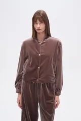 Campera estilo bomber de poliéster color marrón topo, con cuello mao, cierre frontal y puños y cintura elásticos.