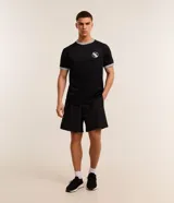 Bermuda deportiva Get Over de color negro, confeccionada en poliéster con cintura elástica, cordón ajustable y bolsillos.